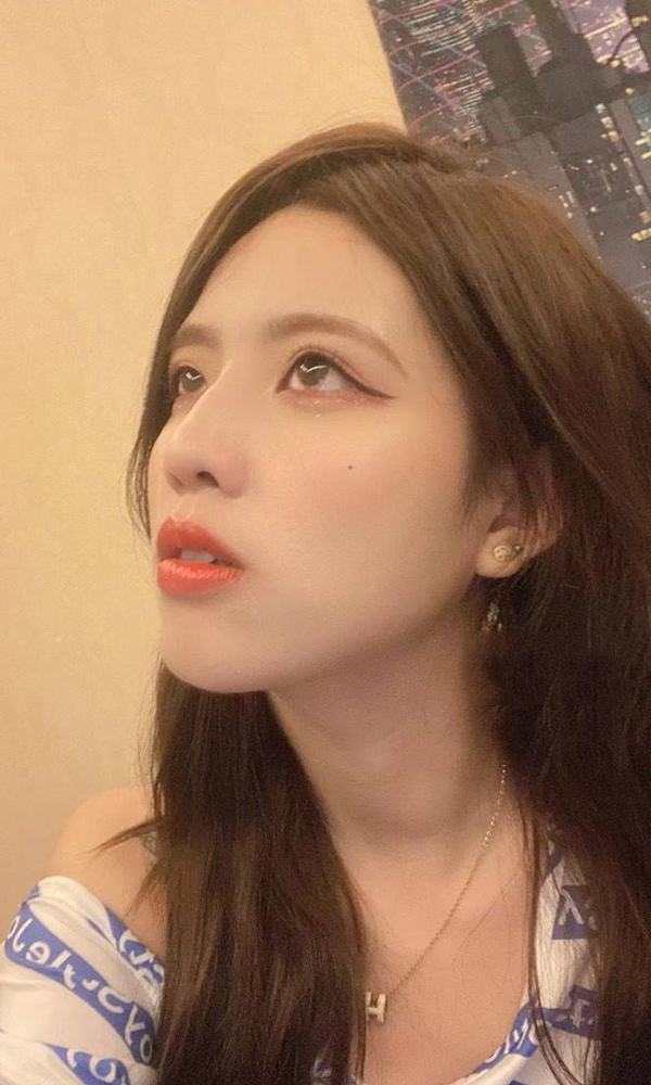 模特可可睡醒了