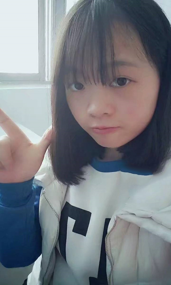 学生快乐的阿瑶