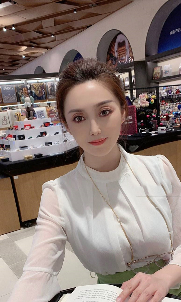 白领会弹琴的口本人