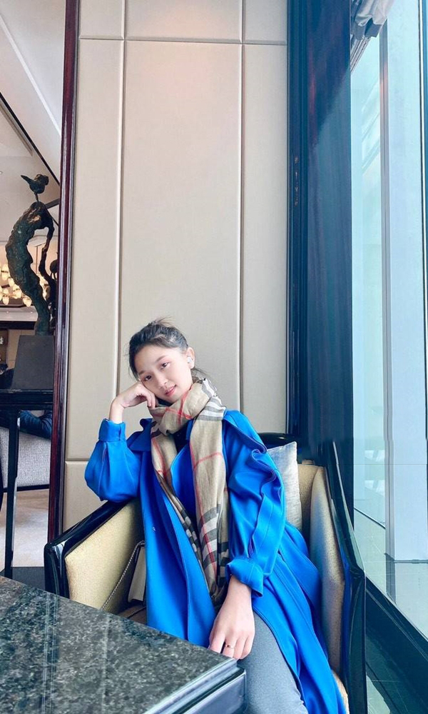 白领卖蘑菇的小姑娘