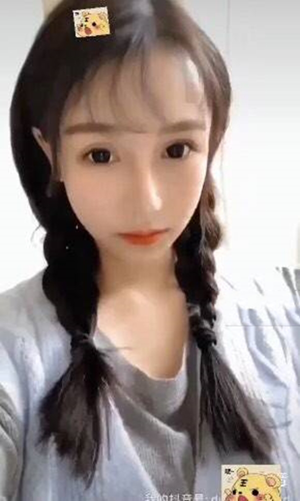 学生双马尾一字马舞蹈