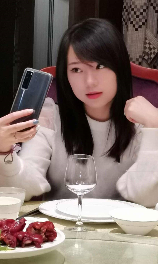 白领圆脸妹子有福气