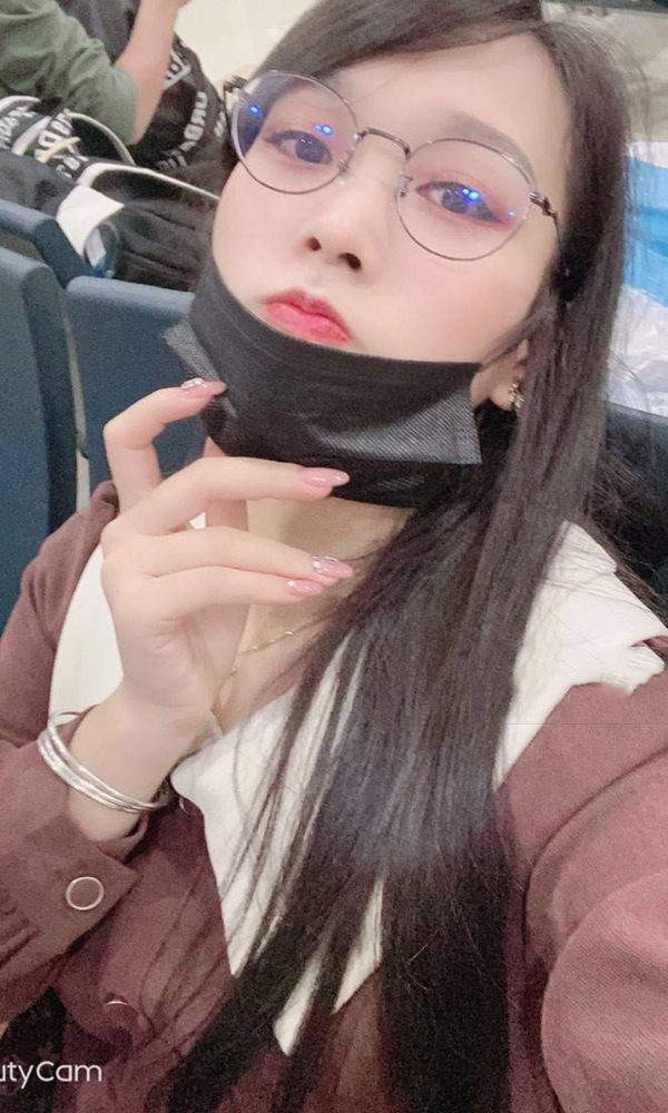 白领云朵有点甜