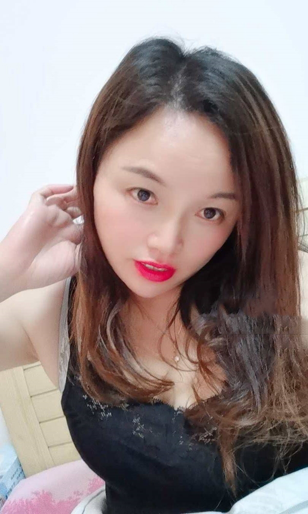 白领雨中未撑伞