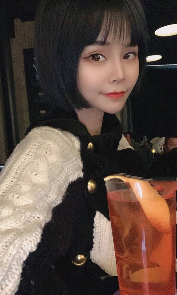 网红短发小姐姐