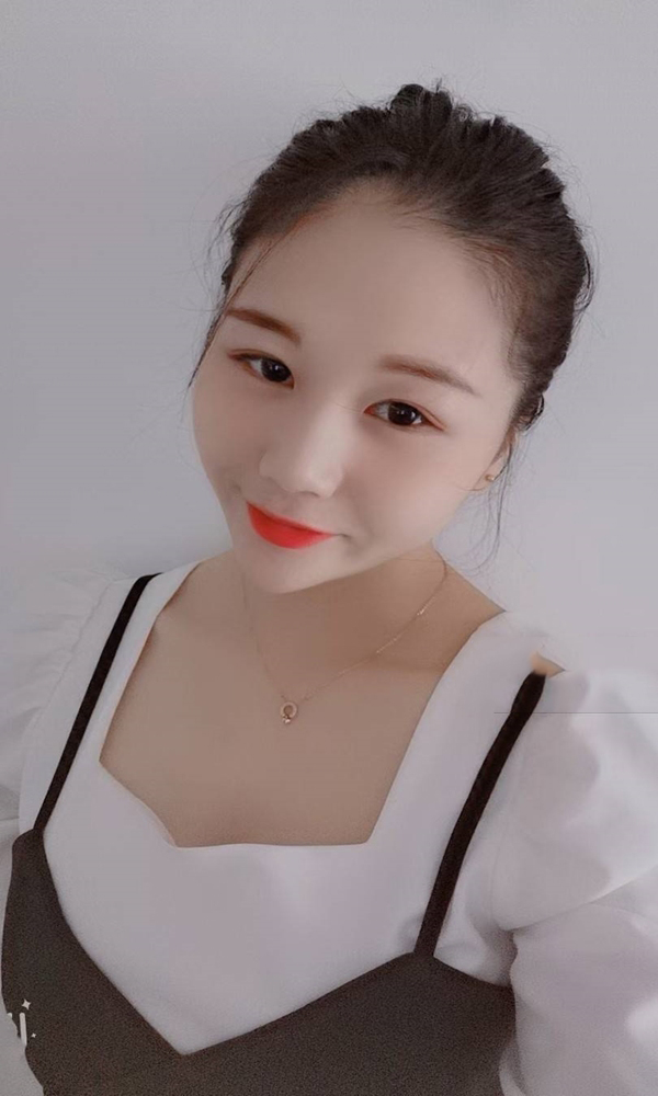 模特你喜欢喝的哇哈哈