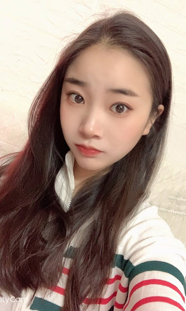 学生画画的babygirl