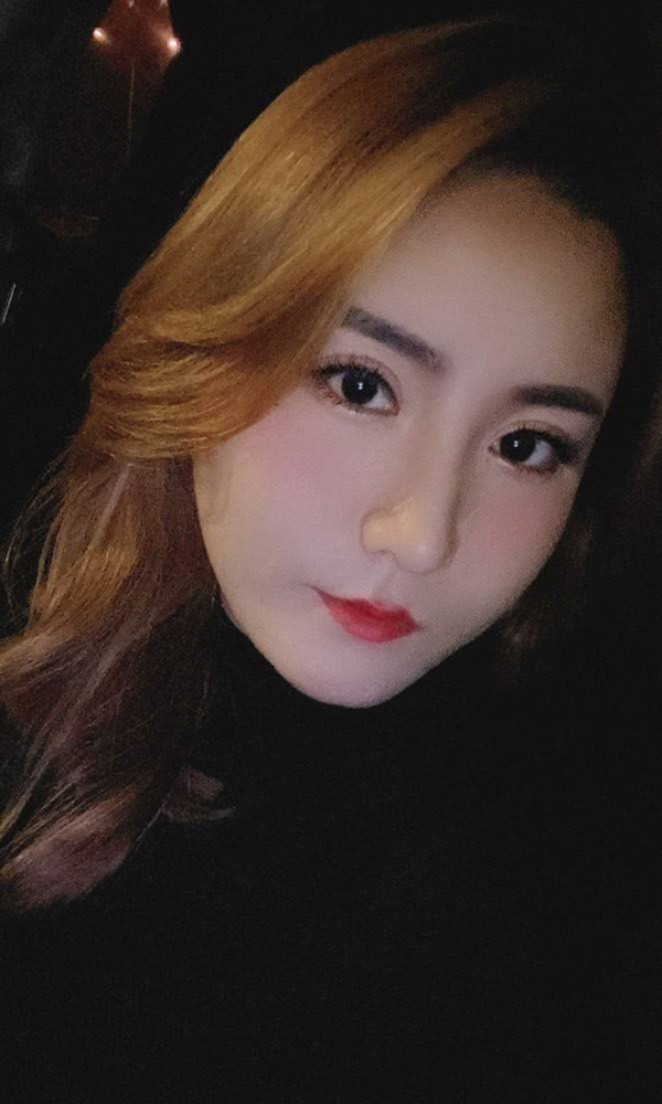 白领月半满背纹身