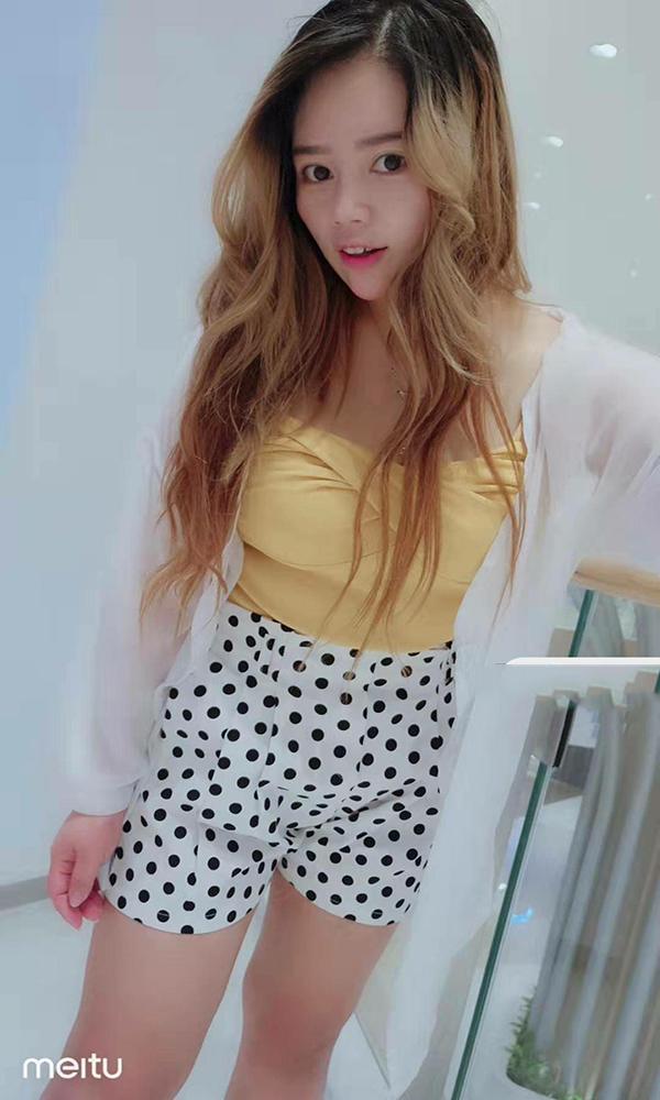 学生蓝天白裙少女