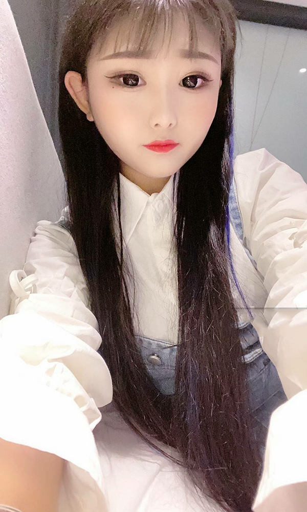 网红琴儿爱喝奶茶