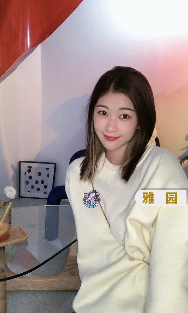 学生小小新睡醒了