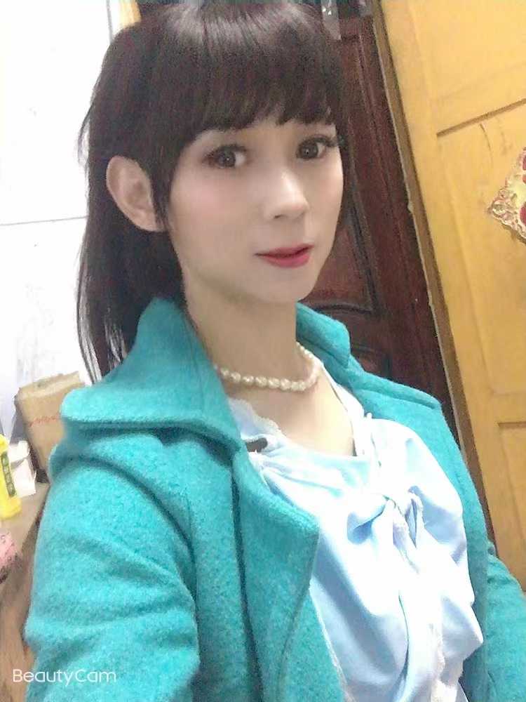 适合卸货的少妇