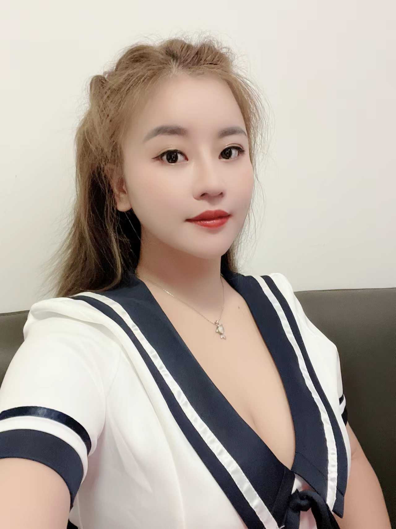 颜值出众，风Sao气质让人忘不绝尘