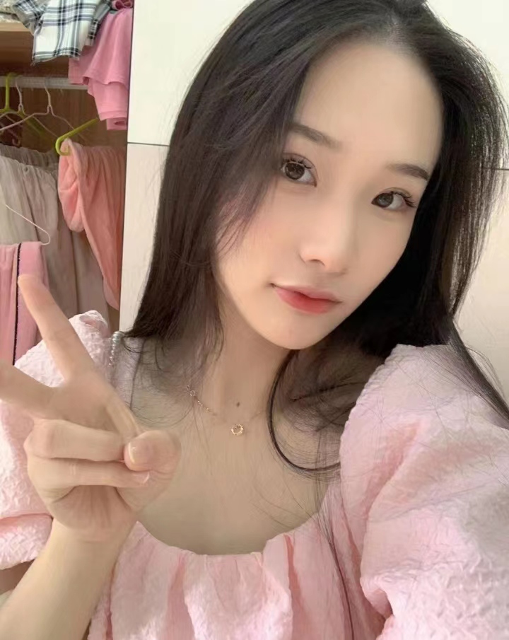 颜值在线，身材还行的嫩妹