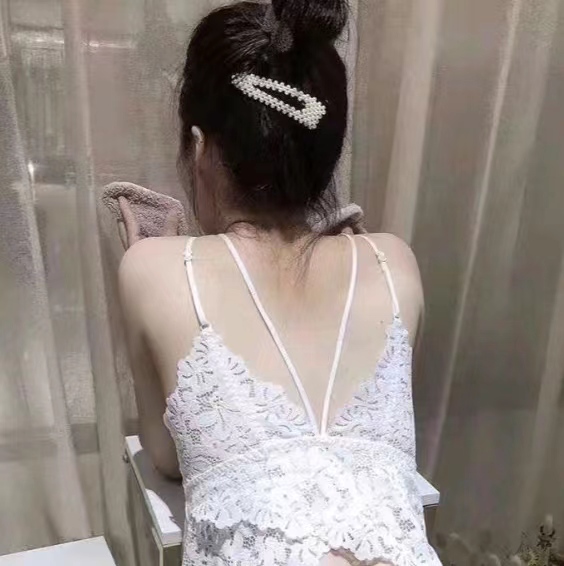 穿着制服在等待