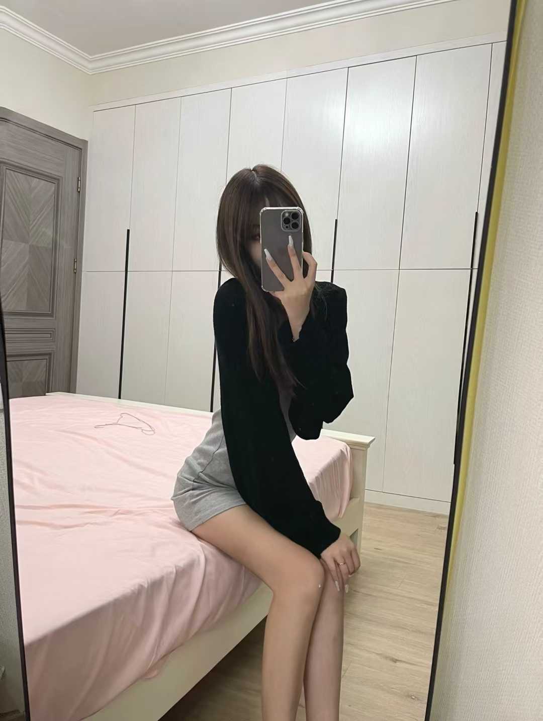 对面的男孩看过来，天河小姐姐