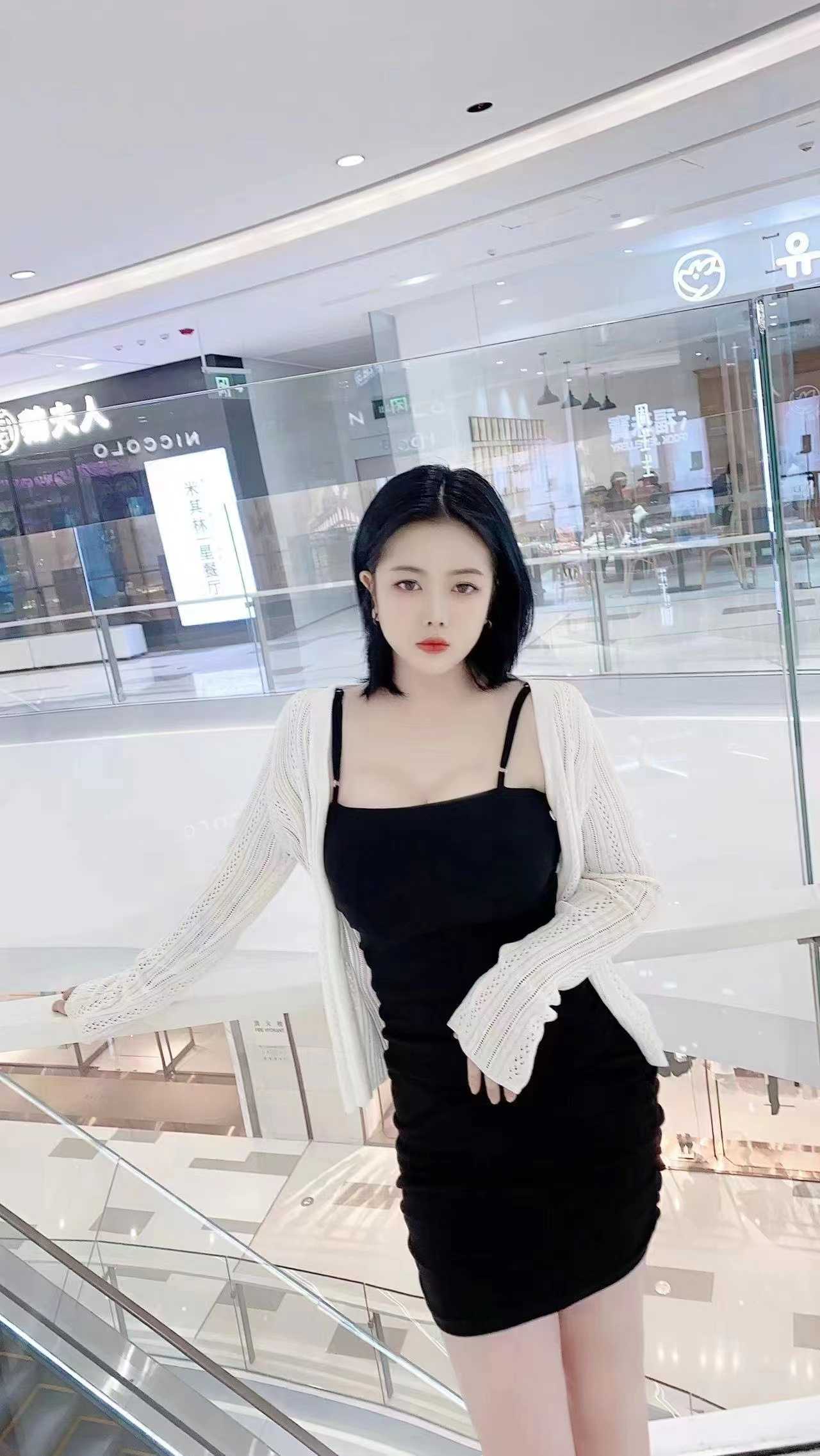 身材很棒，很好看的短发mm