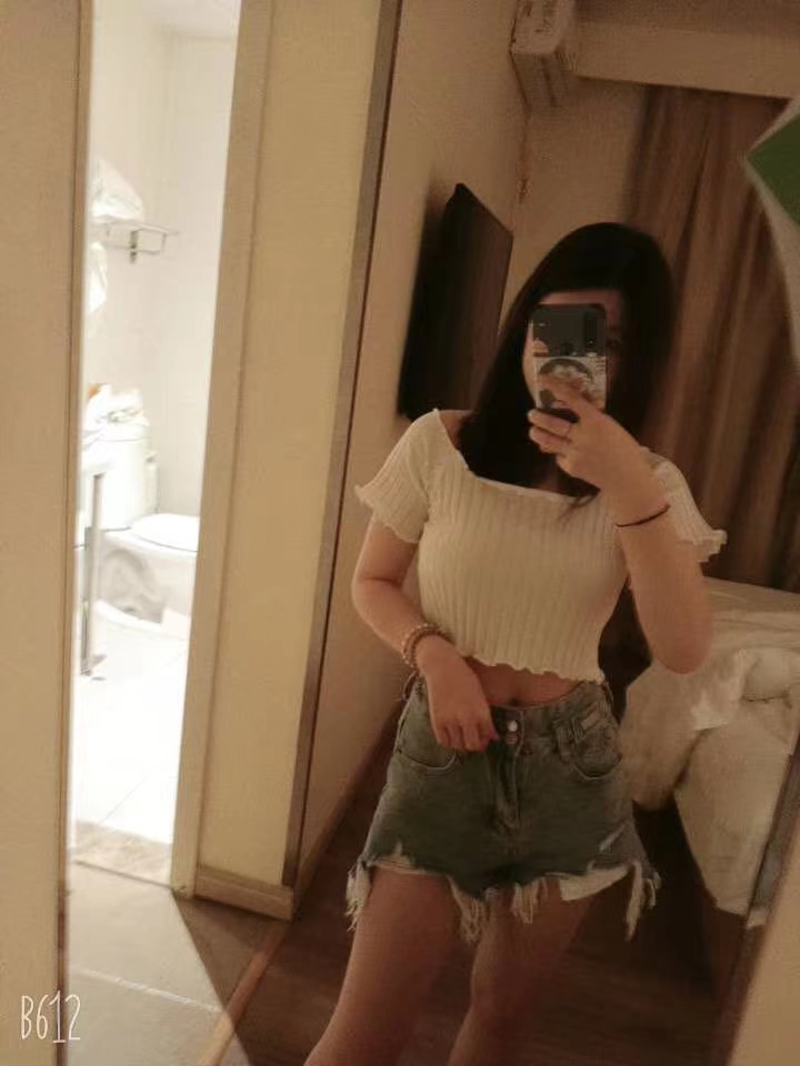 超级年轻的妹子