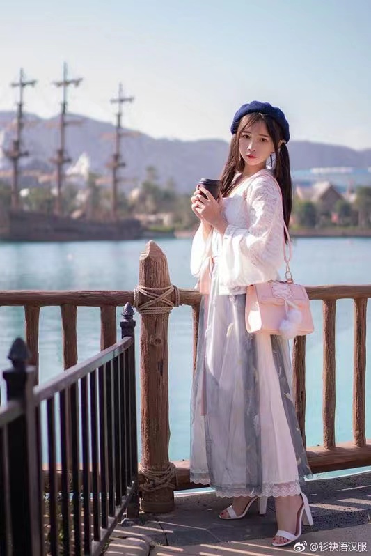 超级年轻的妹子