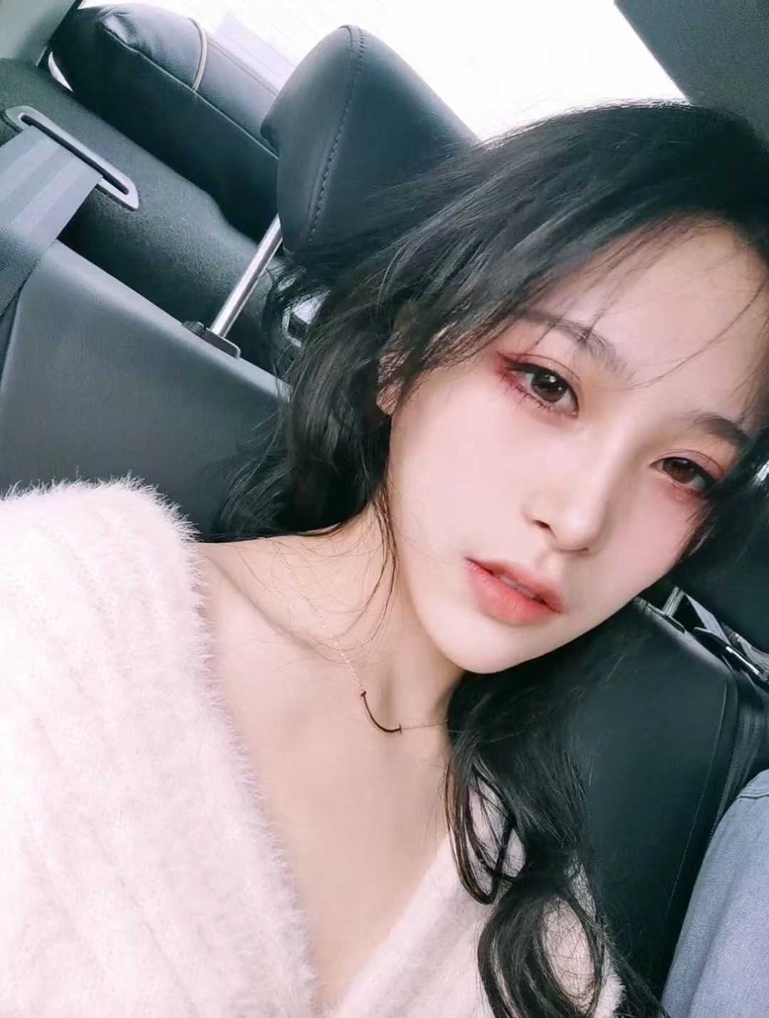 一切都很配合，可以选择各种制服丝袜