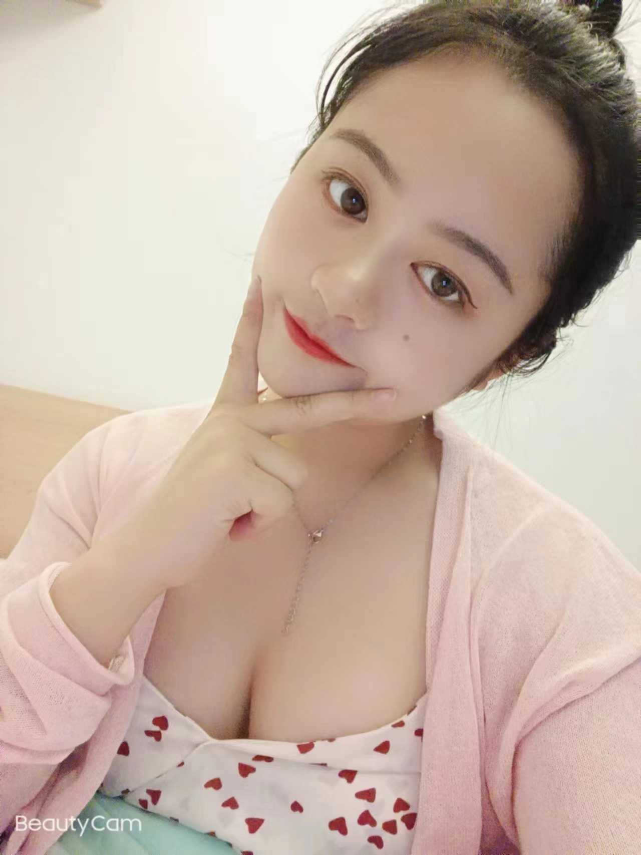 看着很甜的大胸妹子