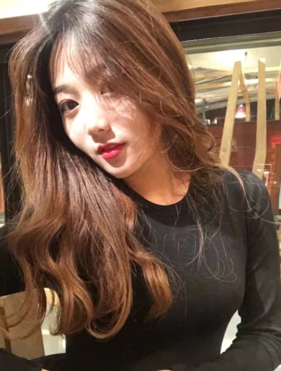 颜值很正，皮肤很白