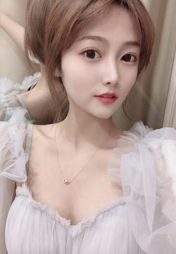颜值很正，皮肤很白