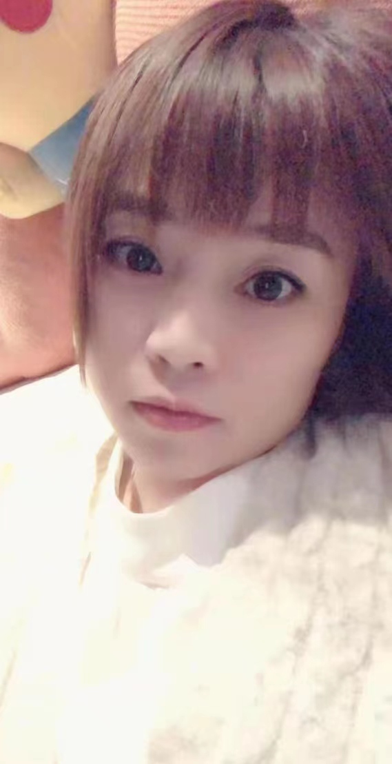 支持制服的少妇