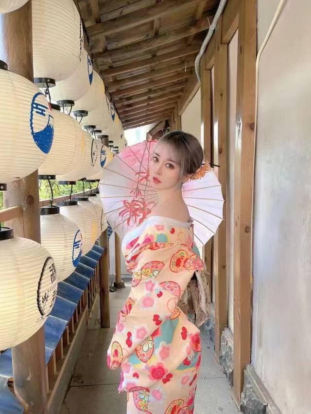 制服很多的年轻漂亮性感mm