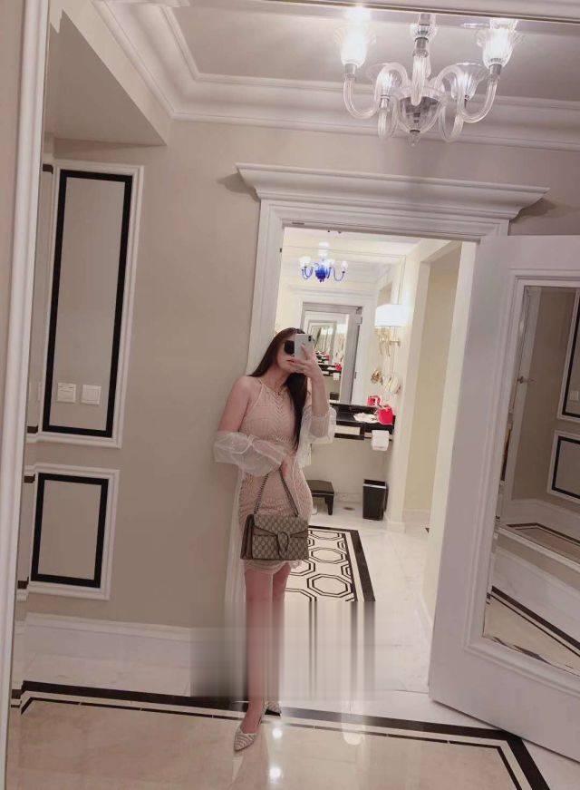 很有气质的短发妹子