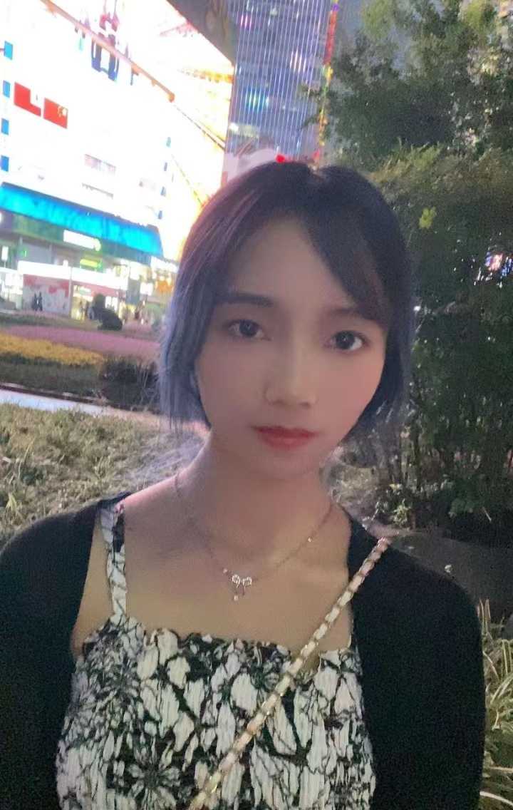 身材高挑的小妹子