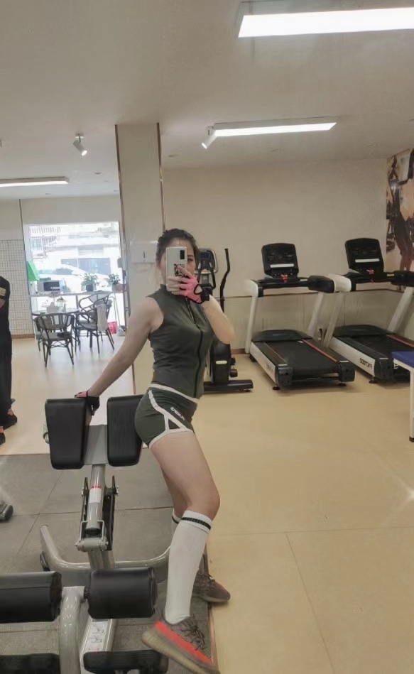 爱健身的小妹子