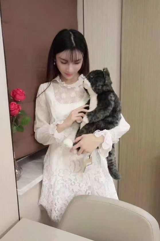 肤白貌美大长腿，温顺配合让人疼