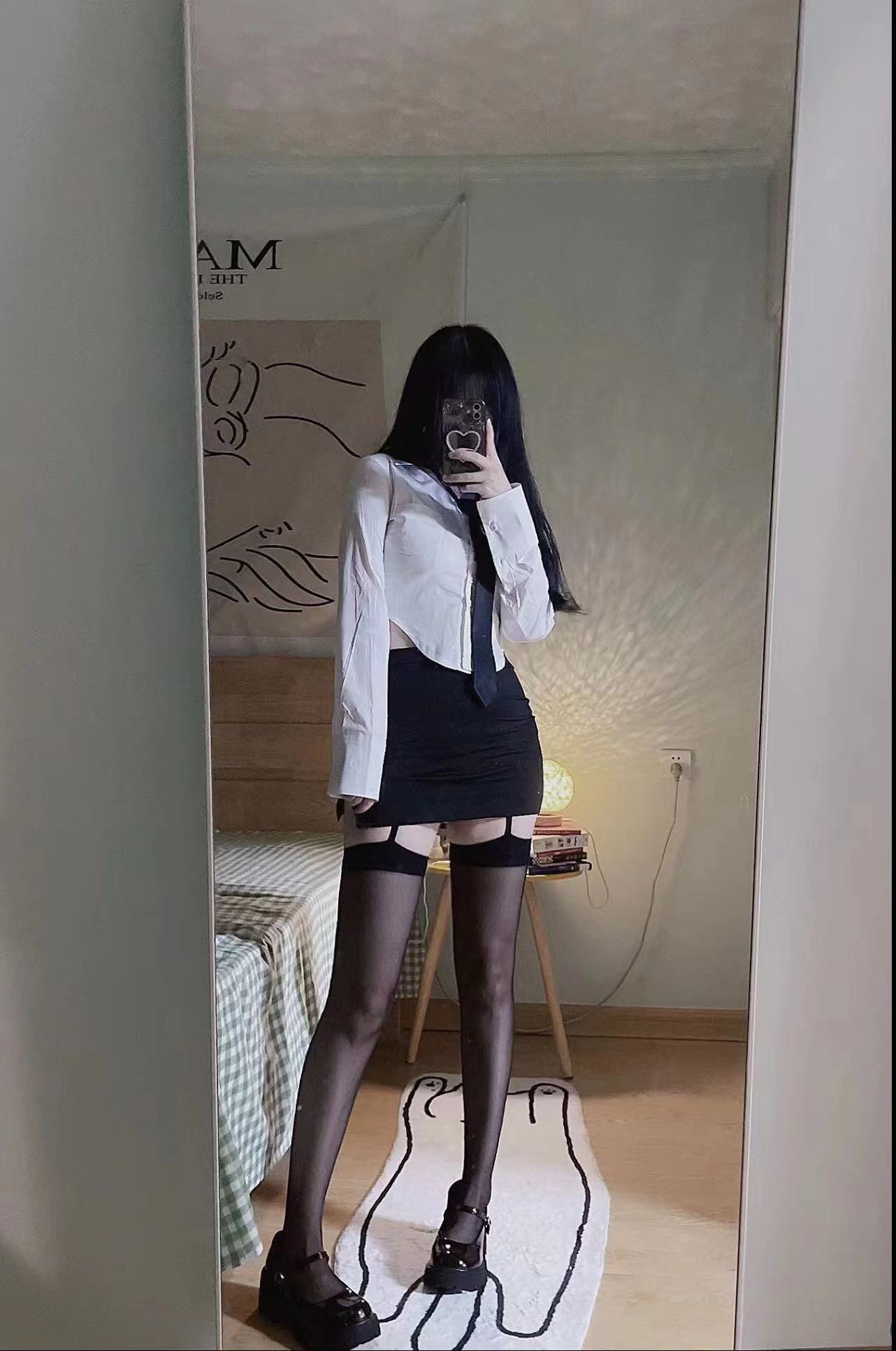 肤白貌美，这腿够我玩一年