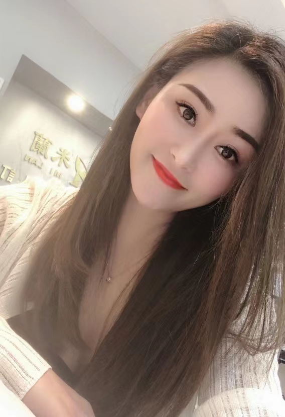 性感尤物的跪舔