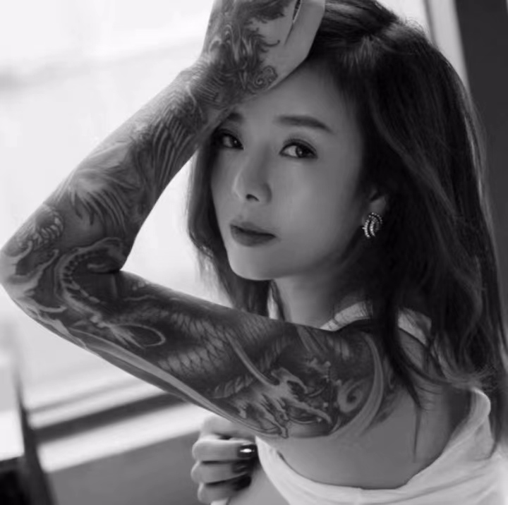 超级性感的纹身小姐姐