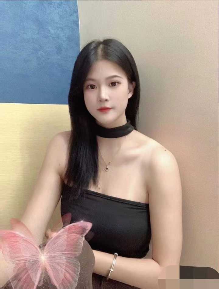 声音好听，胸圆滑，不下垂