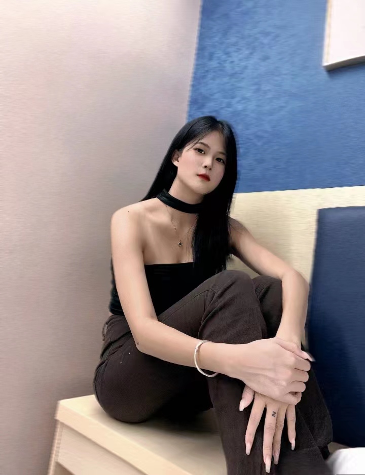 声音好听，胸圆滑，不下垂