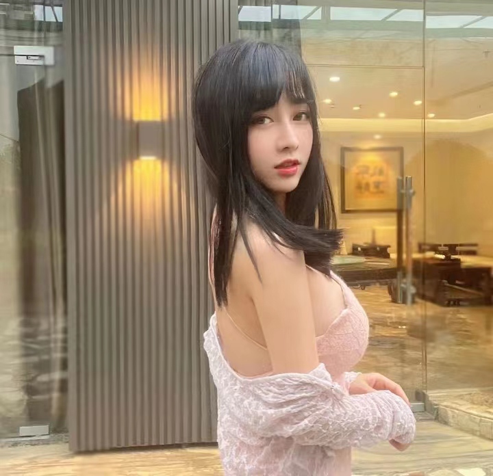 穿着打扮的很Sao的美女