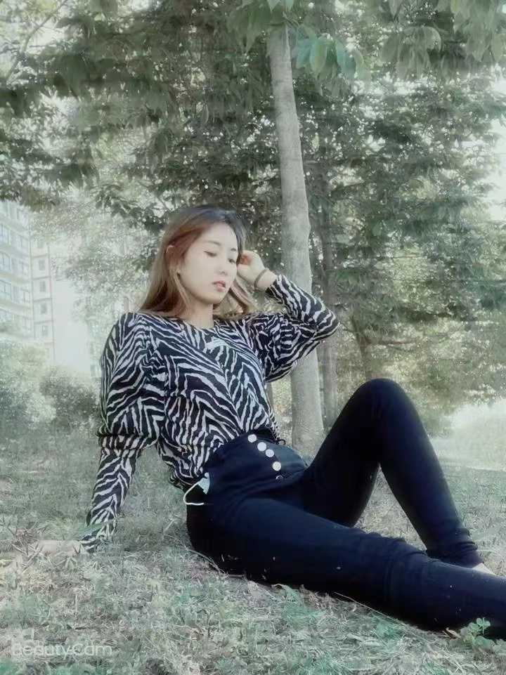 胸大臀翘服务好的金发妹子