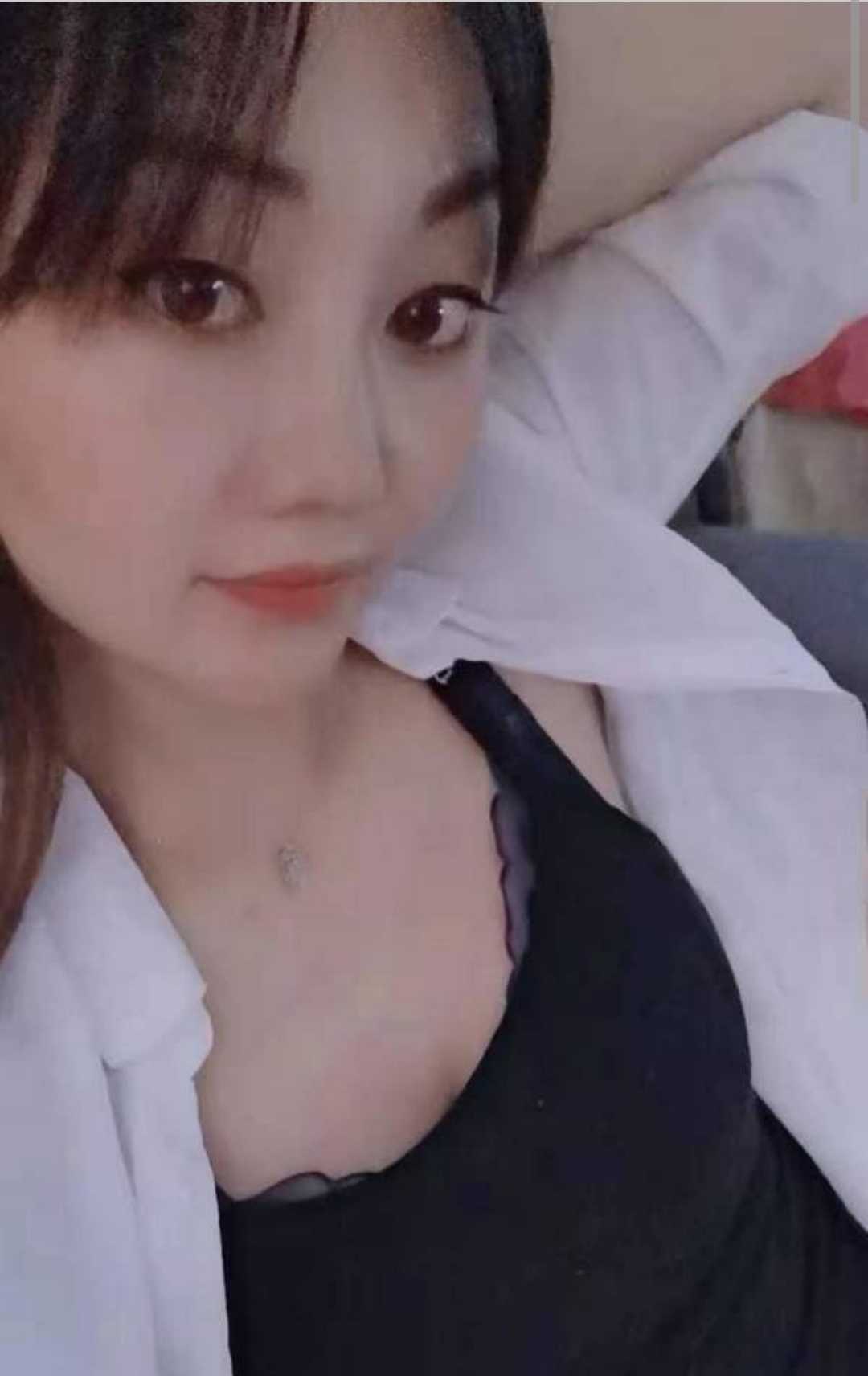 她的样子很吸引我