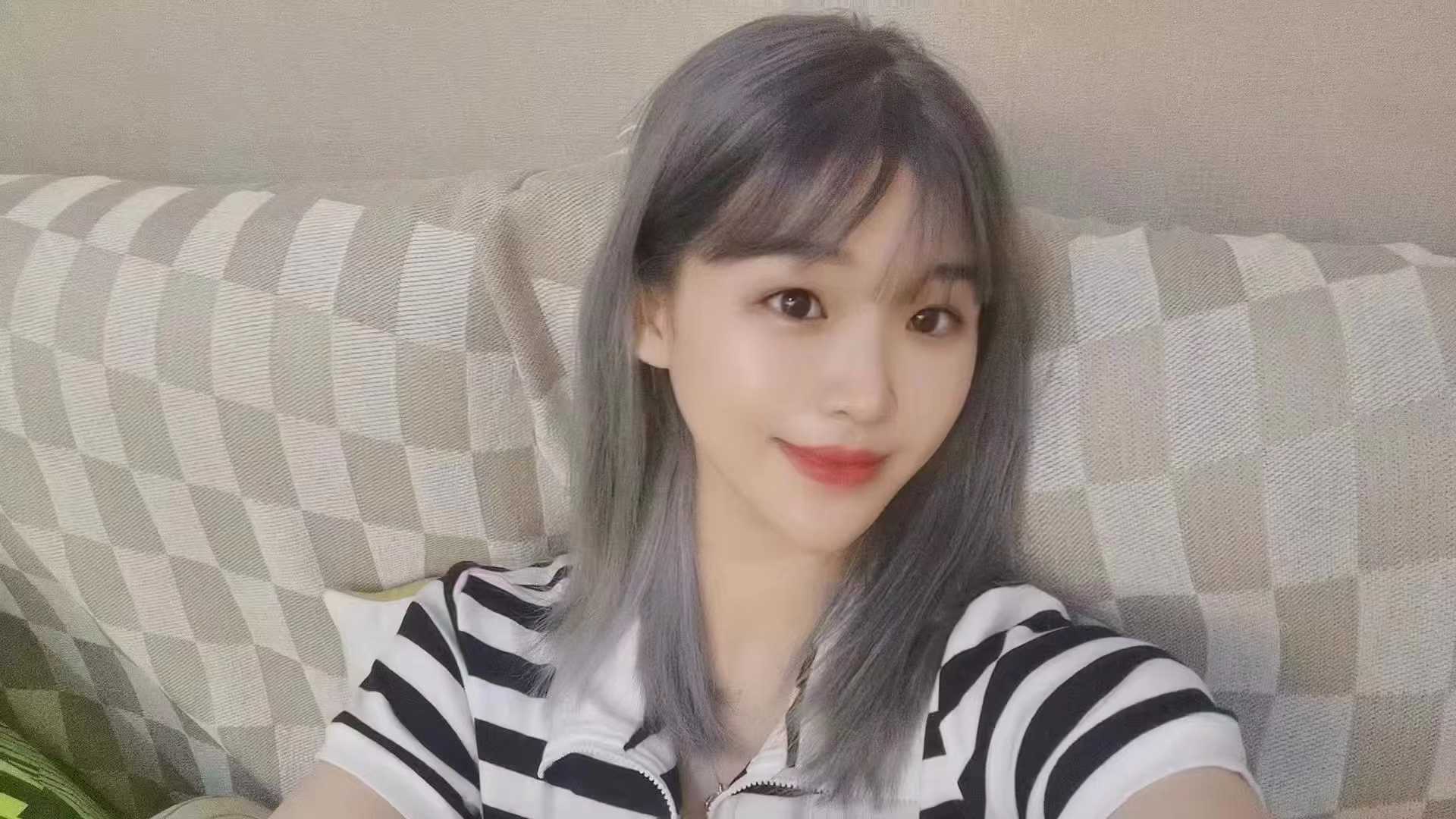 有纹身的年轻小姑娘