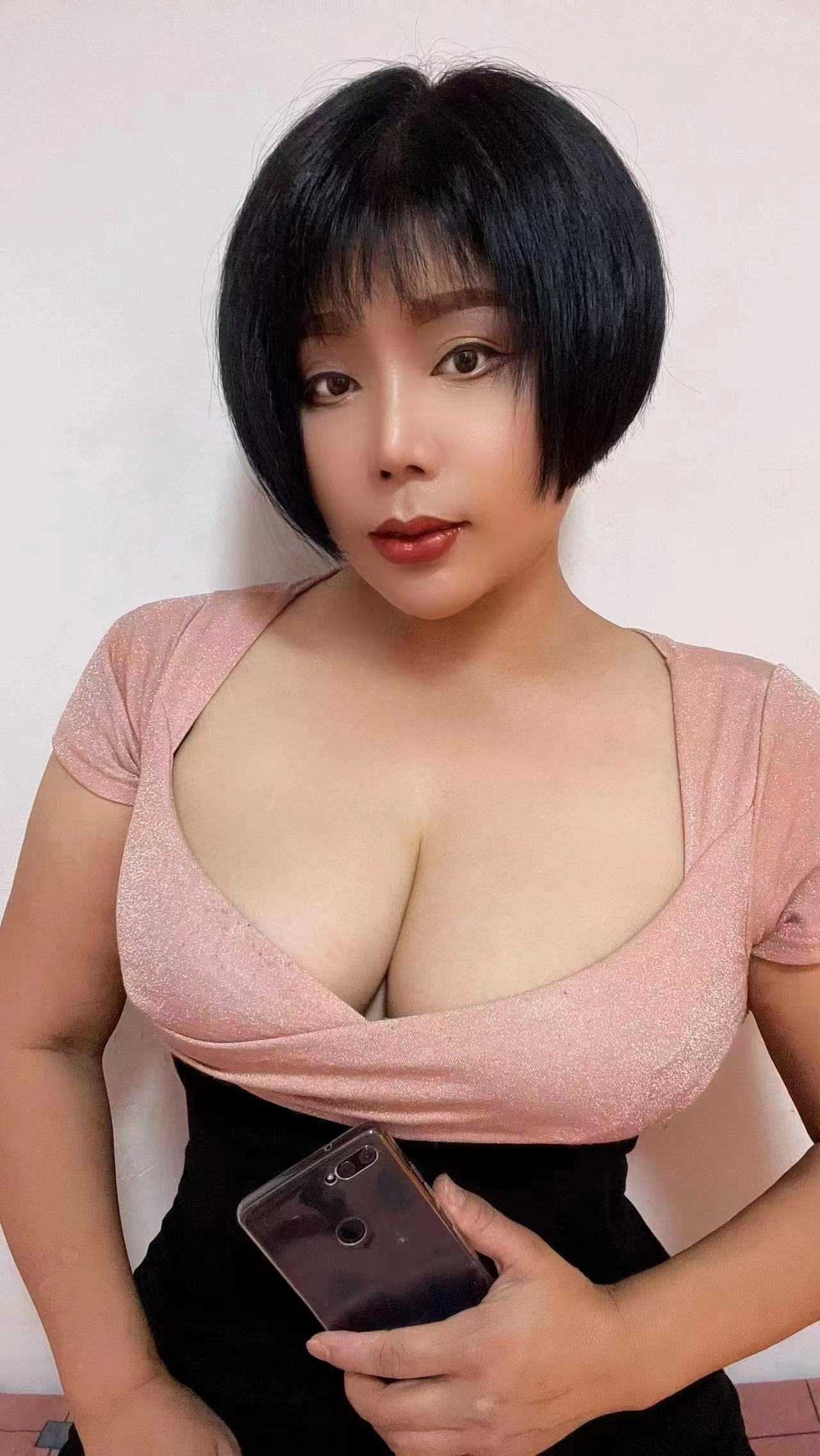 服务型大胸妹子