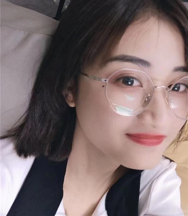 滨河左岸眼镜妹儿