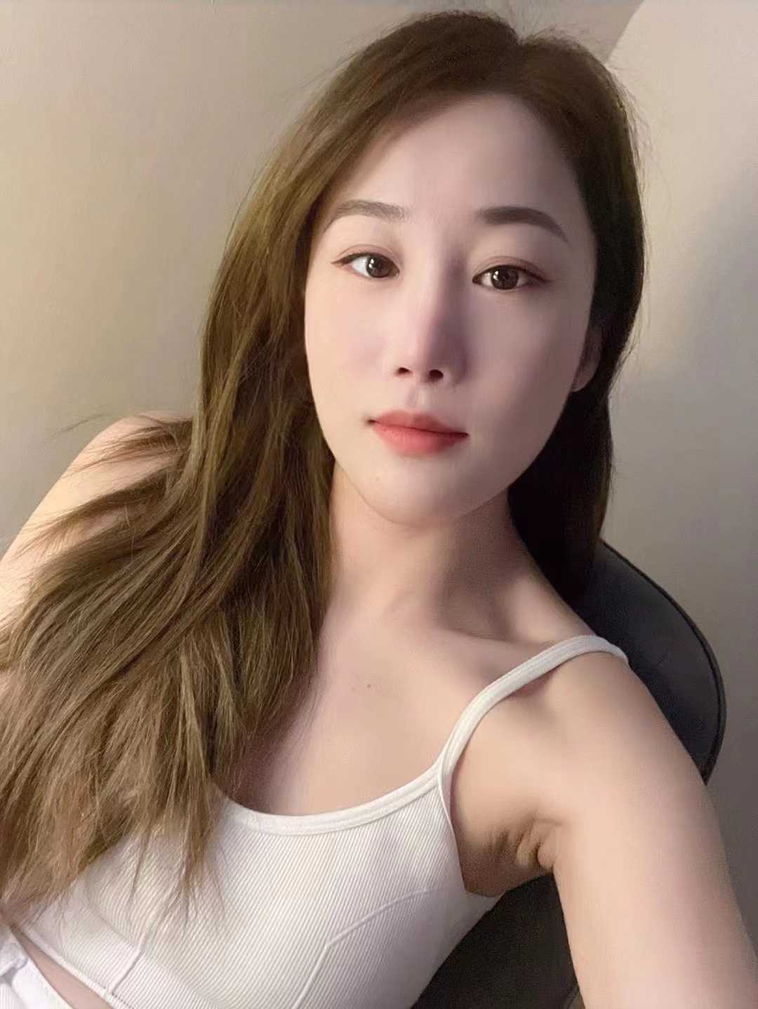 气质美女肤白貌美