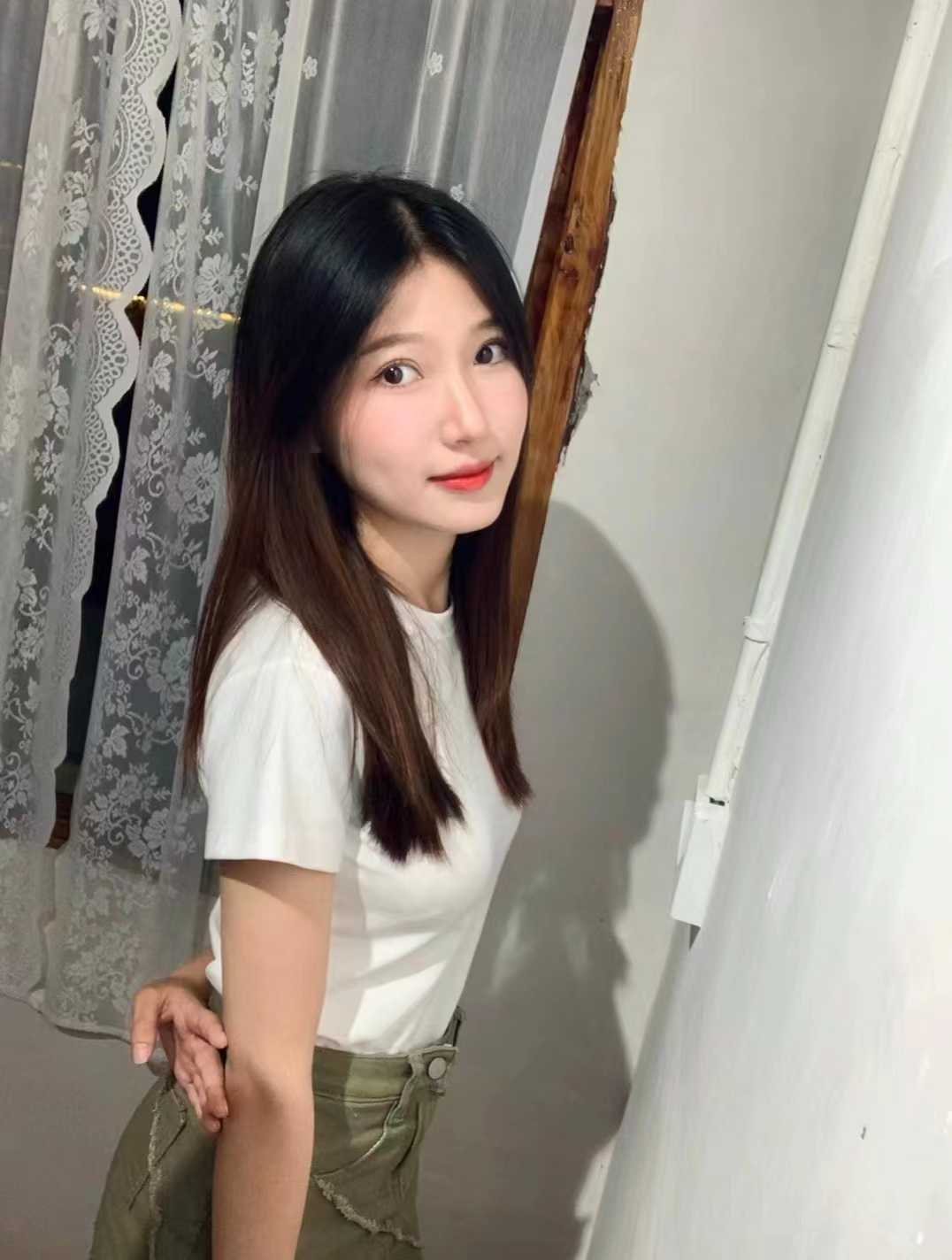 胸挺，身材姣小，抱着那个很有感觉