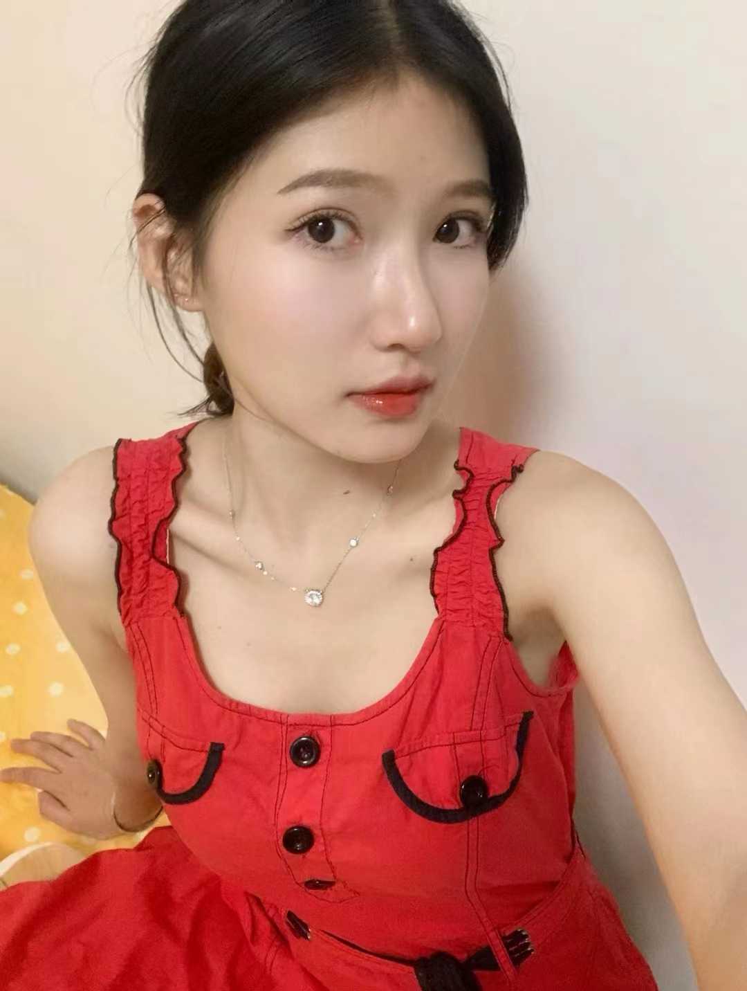 胸挺，身材姣小，抱着那个很有感觉