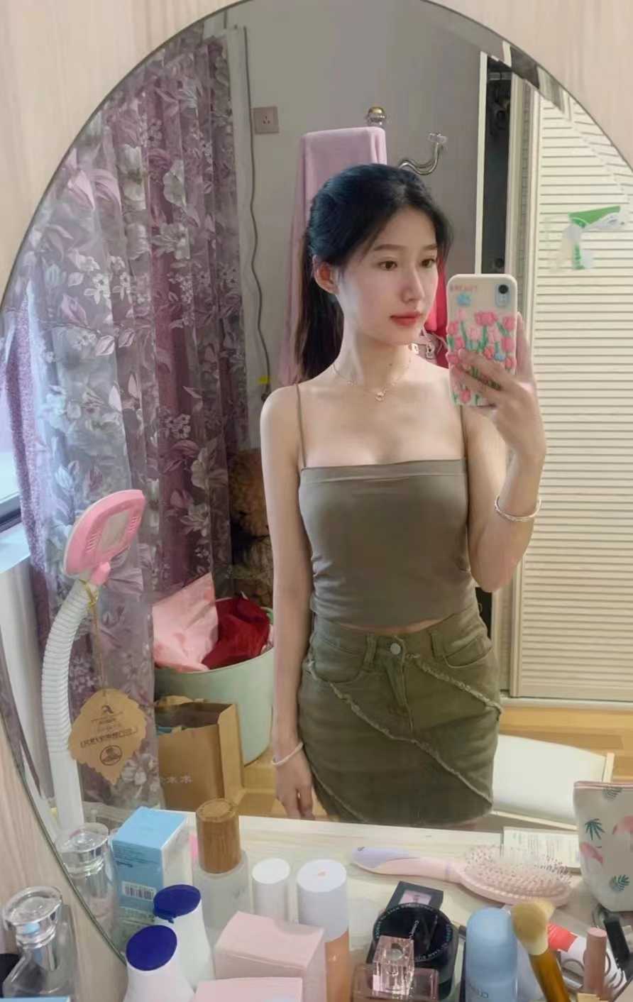 胸挺，身材姣小，抱着那个很有感觉