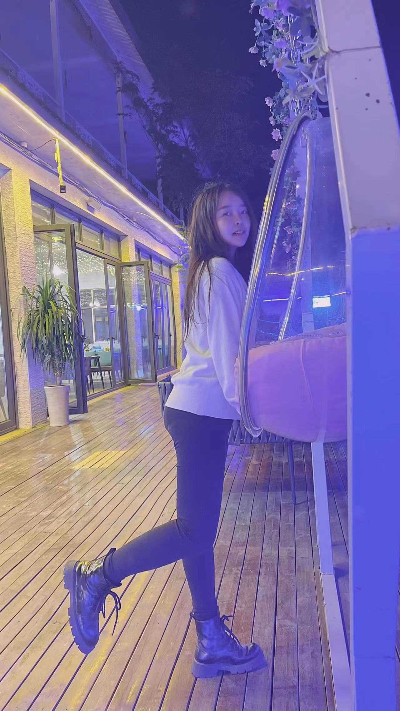 颜值不错，穿上制服后Sao的一批。