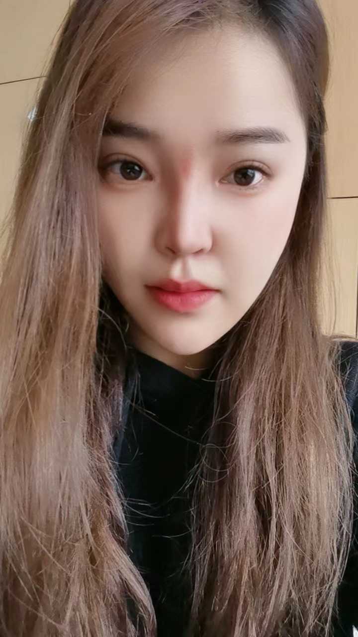 颜值不错，穿上制服后Sao的一批。